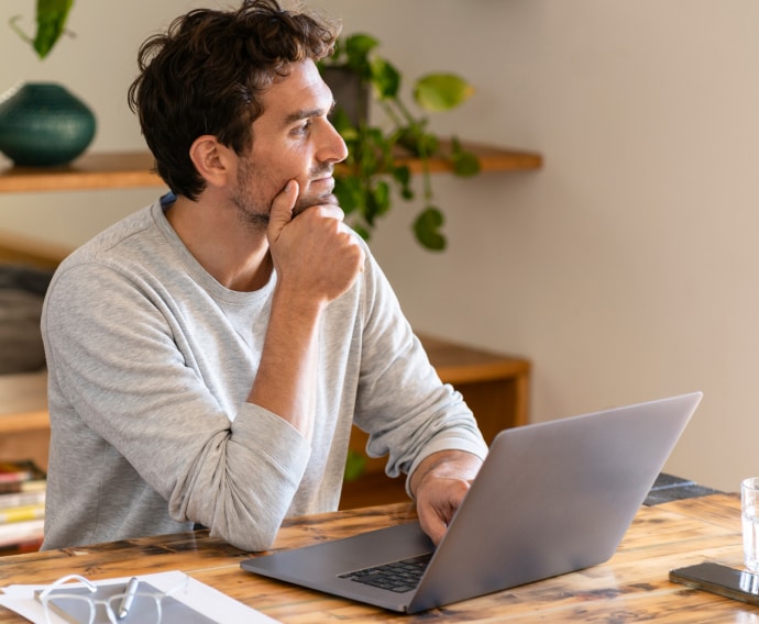 Trabajador con actitud contemplativa