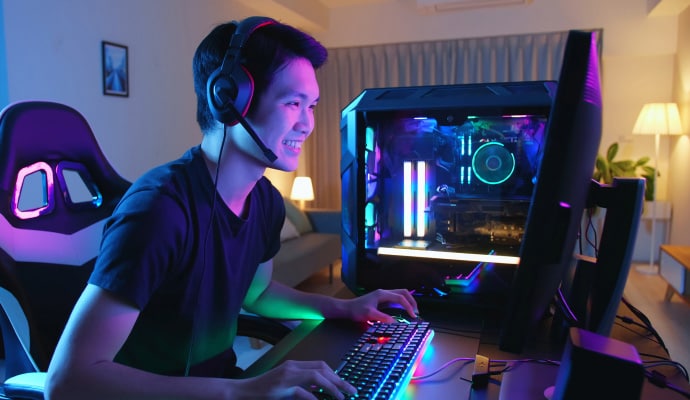 Hombre que utiliza un equipo que inicia Norton 360 for Gamers