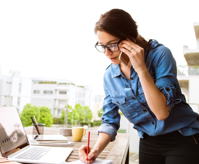 Mujer que trabaja y habla por teléfono