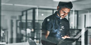 Un hombre utilizando una tableta