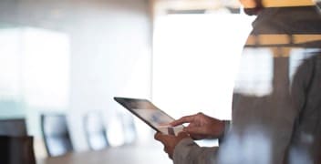 Alguien que utiliza una tableta