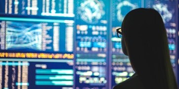 Alguien que mira datos en una pantalla